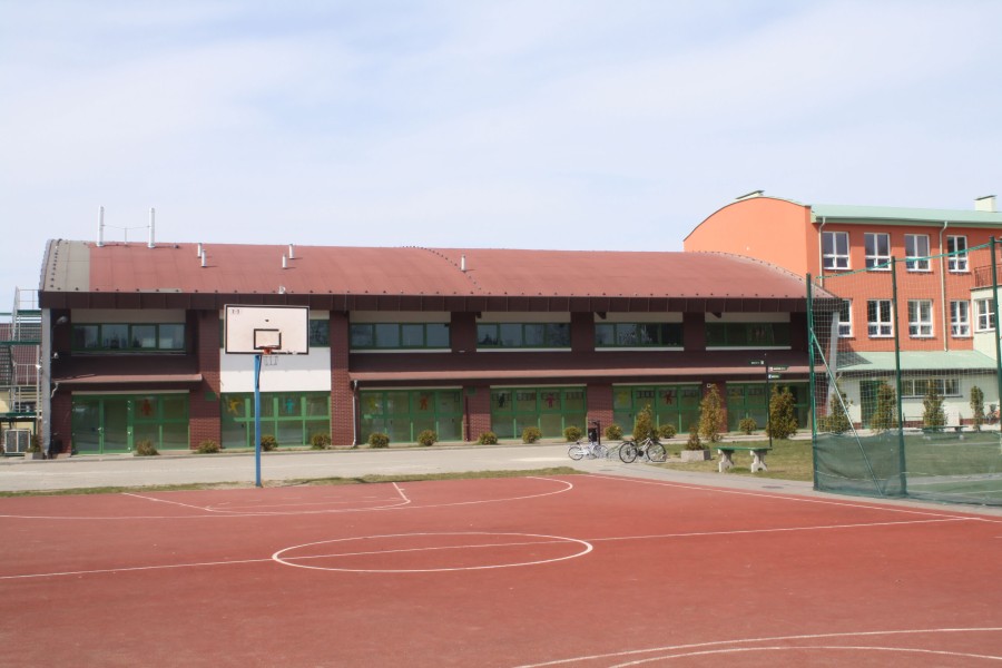 Baza Kolonijna BOSMAN II - hala sportowa i boisko do koszykwki (tartan)
