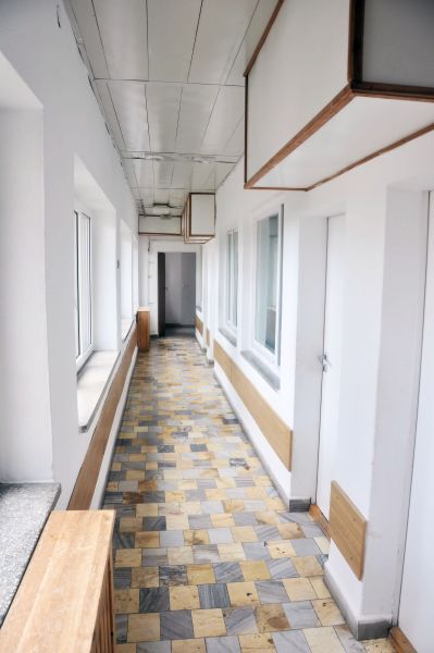 OW WIT - korytarze przy pokojach z umywalkami