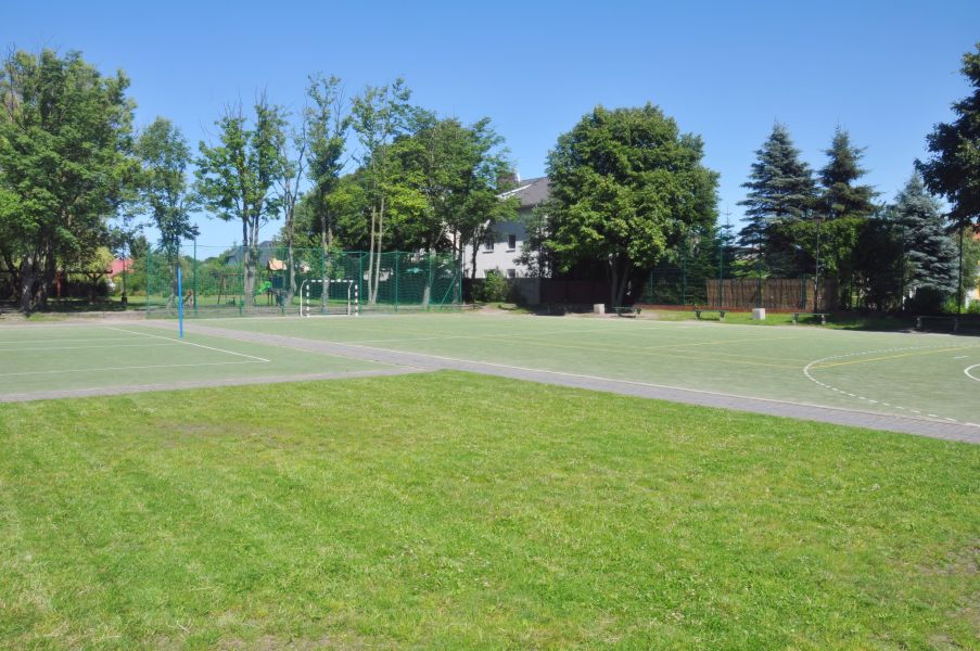 Baza Kolonijna BOSMAN II - widok na boisko wielofunkcyjne i boisko do piłki siatkowej