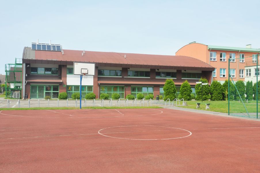 Baza Kolonijna BOSMAN II - boisko do koszykówki (tartan) - w tle hala sportowa