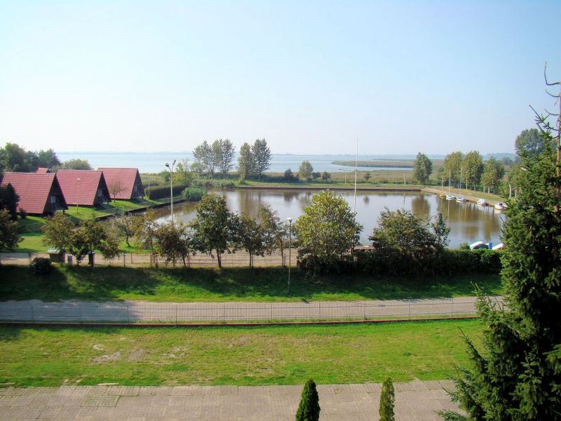 Ośrodek Wypoczynkowy GRÓD PIASTÓW - widok z ośrodka na jezioro Resko i przystań jachtową