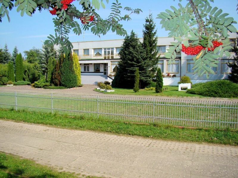 Ośrodek Wypoczynkowy GRÓD PIASTÓW - budynek główny - widok od strony jeziora Resko
