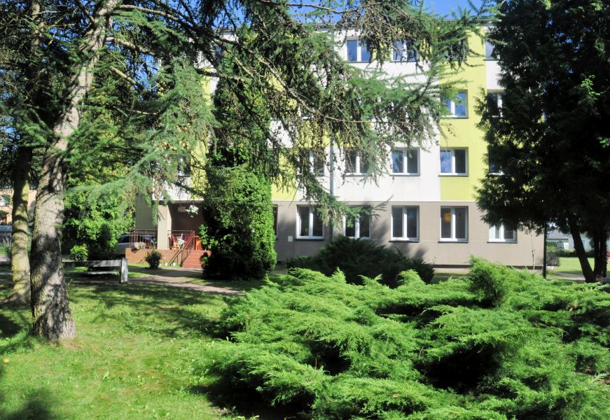 OW STA� - tereny rekreacyjne - w tle budynek g��wny