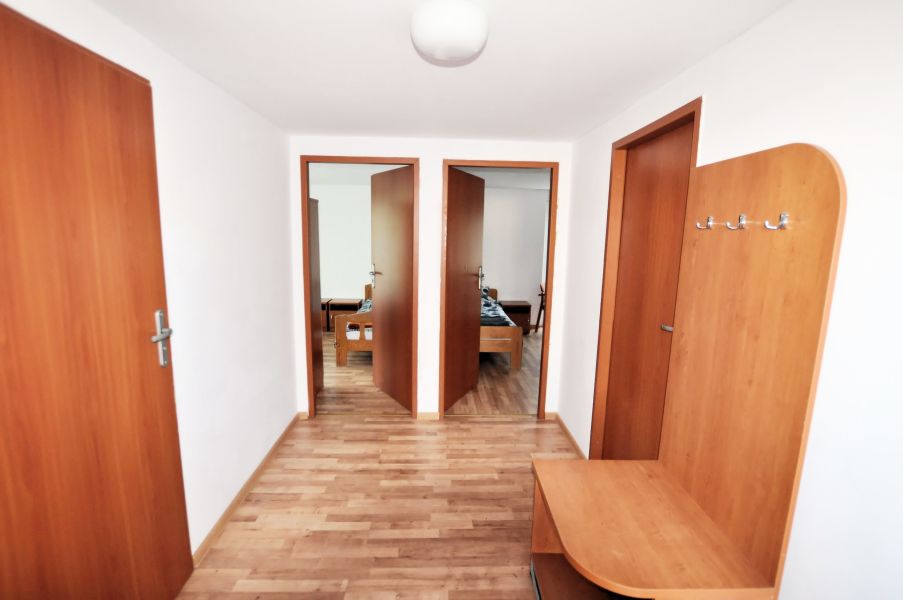 OW STA� - domki campingowe - korytarz - wej�cia do pok.